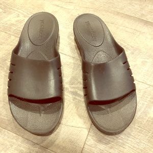 Yeah Baby sliders from SpaSandals.com